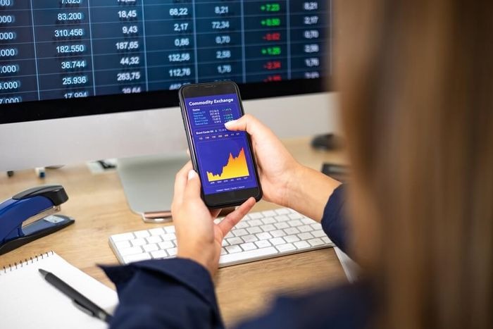 Bagaimana Berdagang CFD Minyak Mentah Sebagai Pemula: 4 Tips Asas